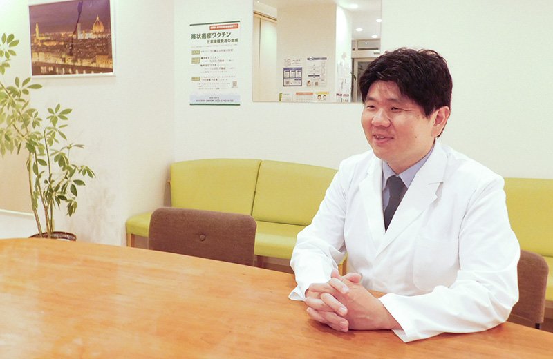 インタビューに答える宮崎先生｜日本調剤オンライン薬局サービス（NiCOMS）