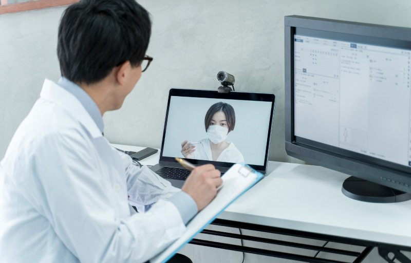 オンライン診療をする医師と患者のイメージ