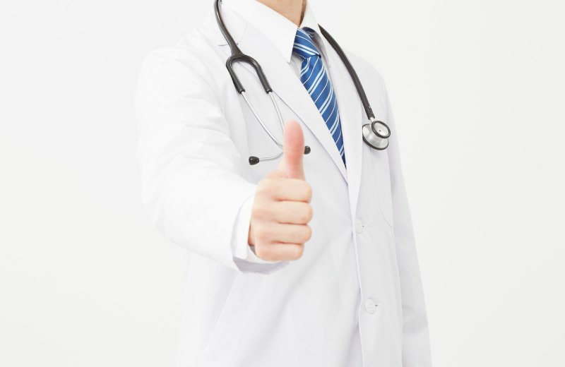 親指を立てる医師のイメージ